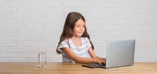 Jovem Garoto Hispânico Sentado Mesa Usando Laptop Computador Com Rosto — Fotografia de Stock