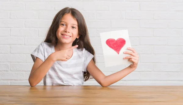 Giovane Bambino Ispanico Seduto Sul Tavolo Dando Carta Giorno Della — Foto Stock