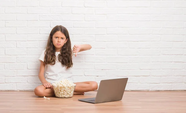 Jovem Hispânico Sentado Chão Comendo Pipocas Assistindo Filme Com Rosto — Fotografia de Stock