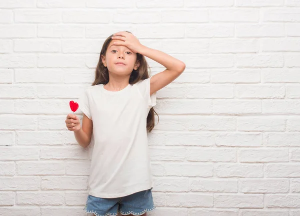 Genç Spanyol Çocuğun Kafasına Ile Vurguladı Kırmızı Kalp Lolipop Şeker — Stok fotoğraf