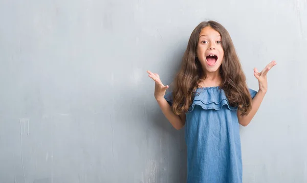 Jonge Latino Jongen Grunge Grijs Muur Vieren Gek Verbaasd Voor — Stockfoto