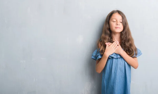 Young Hispanic Kid Grunge Grey Wall Smiling Hands Chest Closed — Stock Photo, Image