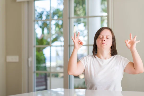 Mulher Síndrome Casa Relaxar Sorrir Com Olhos Fechados Fazendo Gesto — Fotografia de Stock