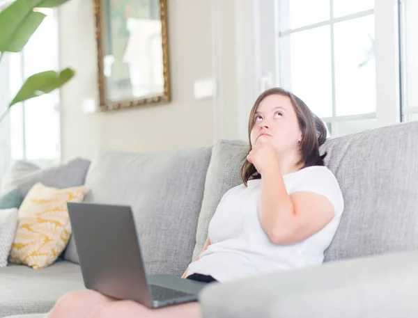 Donna Sindrome Casa Utilizzando Computer Portatile Faccia Seria Pensando Alla — Foto Stock