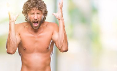 Yakışıklı İspanyol modeli adam seksi ve gömleksiz kızgın ve silah ile başarı için deli izole arka plan kutluyor üzerinden kaldırdı ve heyecanlı çığlık gözler kapalı. Kazanan kavramı