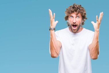 Yakışıklı İspanyol adam deli ve başarı için hayran izole arka plan kutlama üzerinden kaldırdı kollarını açarak model ve heyecanlı çığlık gözleri açık. Kazanan kavramı