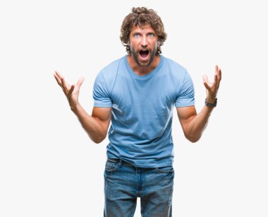 Yakışıklı İspanyol adam deli ve başarı için hayran izole arka plan kutlama üzerinden kaldırdı kollarını açarak model ve heyecanlı çığlık gözleri açık. Kazanan kavramı