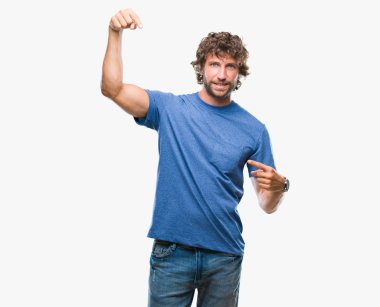 Yüzünde gülümseme ile kendinden emin görünüyorsun, kendini gururlu ve mutlu parmakları ile işaret izole arka plan yakışıklı İspanyol modeli adam.
