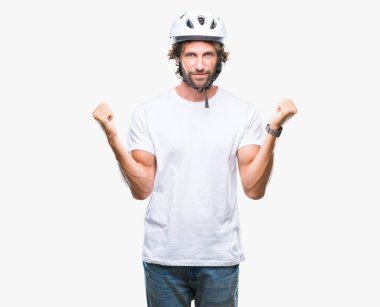 İzole arka plan kutlama üzerinde giyen kask şaşırttı ve silah ile başarı için hayran yakışıklı İspanyol bisikletçi adam kaldırdı ve gözleri açık. Kazanan kavramı.