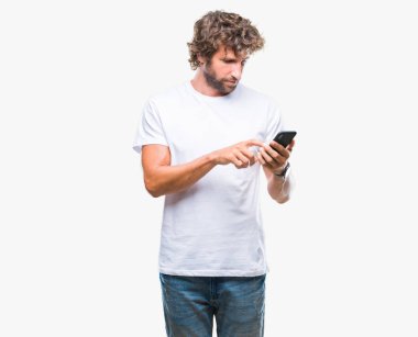 İspanyol yakışıklı model acımak yüz ciddi düşünüyorum üstünde kendine güvenen bir ifade ile izole arka plan üzerinde smartphone kullanarak gönderme mesaj manifatura