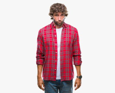 Kızgın ve korkmuş ağlıyor yakışıklı İspanyol modeli adam depresif izole arka plan ve sıkıntı, endişe. Üzgün ifade.