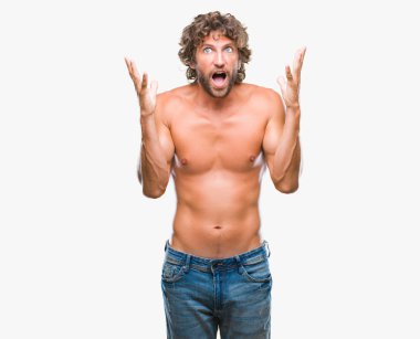 Yakışıklı İspanyol adam seksi ve gömleksiz izole arka plan çılgın ve başarı için hayran kaldırdı kollarını açarak kutlama üzerinde model ve heyecanlı çığlık gözleri açık. Kazanan kavramı