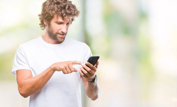 Bello Ispanico Uomo Modello Invio Messaggio Sms Utilizzando Smartphone Sfondo — Foto Stock