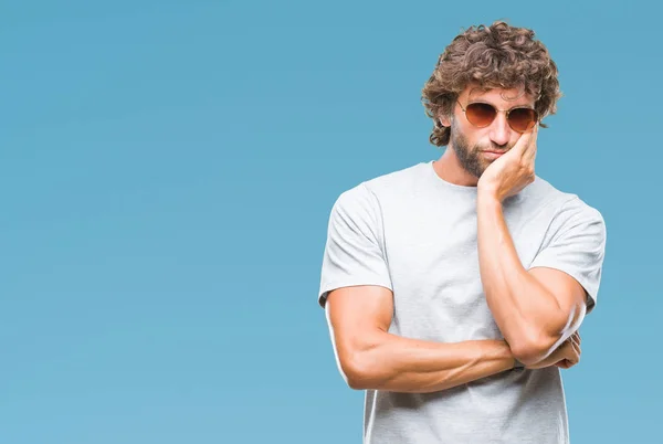 Hombre Modelo Hispano Guapo Usando Gafas Sol Sobre Fondo Aislado — Foto de Stock