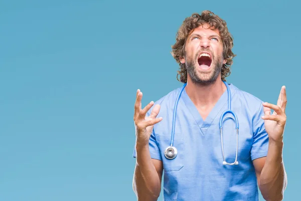 Hezký Hispánský Chirurg Lékař Muž Nad Izolované Pozadí Crazy Šílený — Stock fotografie