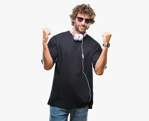 Bonito Homem Hispânico Ouvindo Música Usando Fones Ouvido Sobre Fundo — Fotografia de Stock