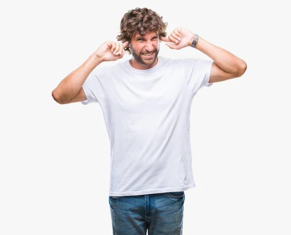 英俊的西班牙人模型人在隔绝的背景覆盖耳朵用手指以恼怒的表示为大声的音乐噪声 聋的概念 — 图库照片