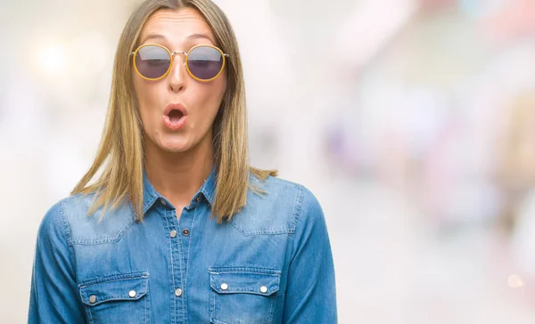 Junge Schöne Frau Mit Sonnenbrille Über Isoliertem Hintergrund Ängstlich Und — Stockfoto