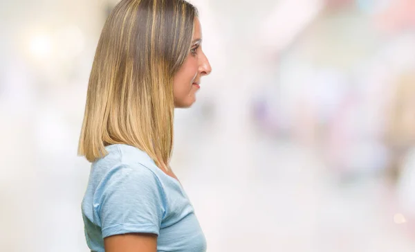 Junge Schöne Frau Über Isoliertem Hintergrund Die Zur Seite Schaut — Stockfoto