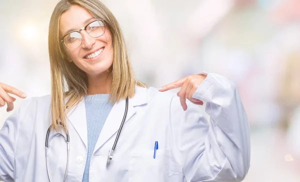 Joven Hermosa Doctora Mujer Auriculares Sobre Fondo Aislado Mirando Confiado —  Fotos de Stock