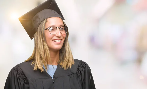 Mujer Hermosa Joven Con Uniforme Graduado Sobre Fondo Aislado Mirando — Foto de Stock