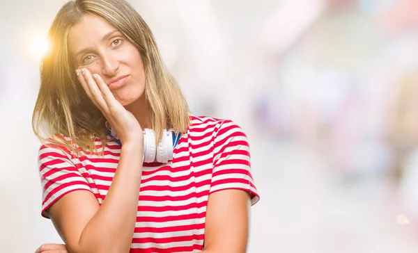 Junge Schöne Frau Hört Musik Mit Kopfhörern Über Isoliertem Hintergrund — Stockfoto