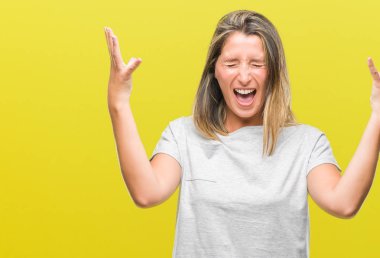 Genç güzel kadın yüzünden kızgın ve silah ile başarı için deli kutluyor izole arka plan ortaya çıkar ve heyecanlı çığlık gözler kapalı. Kazanan kavramı