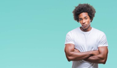 İzole arka plan şüpheci ve sinir, onaylamayan ifade yüz çapraz kolları üzerinde Afro Amerikan adam. Negatif kişi.