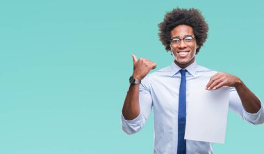 Boş kağıt sözleşme işaret ve başparmak kadar mutlu yüz gülümseyen tarafı ile gösteren izole arka plan üzerinde tutarak Afro Amerikalı adam
