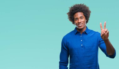 Gösterilen ve parmakları ile işaret izole arka plan üzerinde Afro Amerikalı adam ikincisi ise kendinden emin ve mutlu gülümseyerek.