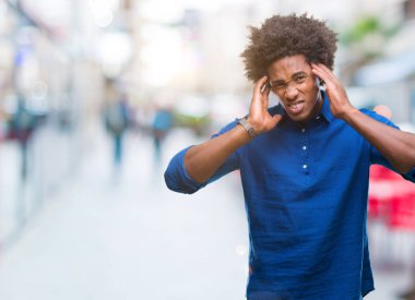 Çünkü üzerinde Afro Amerikalı adam arka plan baş baş ağrısı için el ile izole stres. Migren muzdarip.