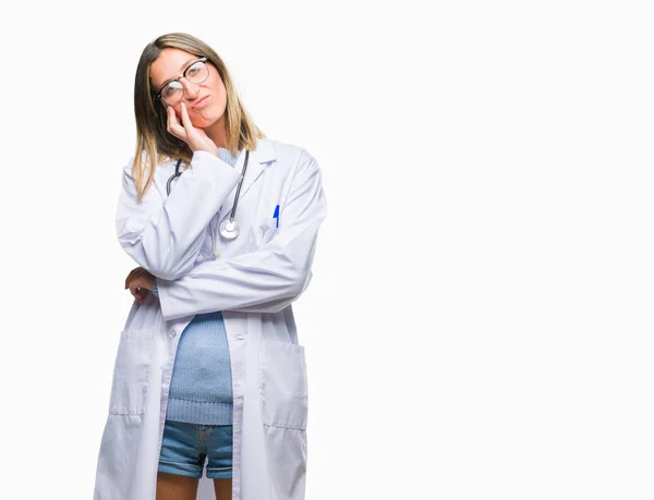 Mladý Lékař Krásná Žena Sluchátka Nad Izolované Pozadí Myšlení Unavený — Stock fotografie