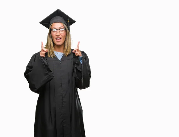 Joven Hermosa Mujer Con Uniforme Graduado Sobre Fondo Aislado Asombrado — Foto de Stock