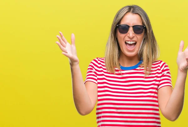 Mujer Hermosa Joven Con Gafas Sol Sobre Fondo Aislado Celebrando —  Fotos de Stock