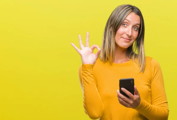 Joven Hermosa Mujer Que Envía Mensaje Usando Teléfono Inteligente Sobre — Foto de Stock