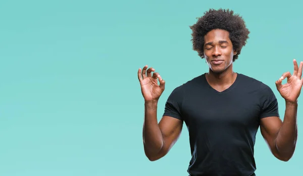 美国黑人在孤立的背景下放松和微笑闭上眼睛做冥想手势用手指 瑜伽理念 — 图库照片