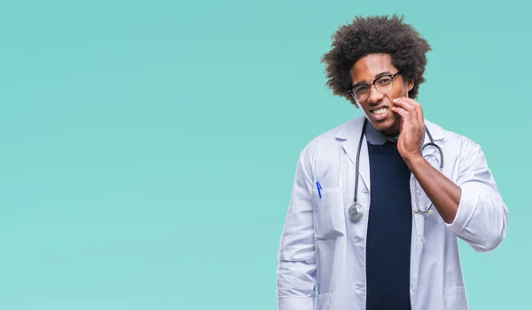 美国黑人医生在孤立的背景下触摸口与手与痛苦的表达 因为牙痛或牙科疾病的牙齿 牙医概念 — 图库照片
