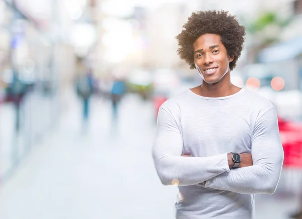 Uomo Afro Americano Sfondo Isolato Volto Felice Sorridente Con Braccia — Foto Stock