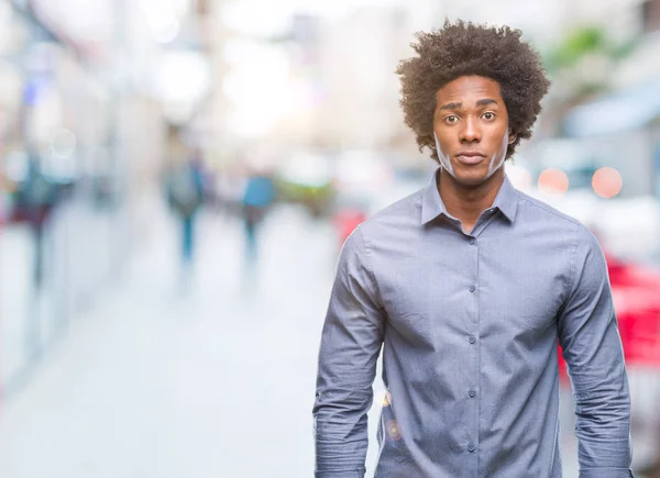 Uomo Afro Americano Sfondo Isolato Con Espressione Seria Sul Viso — Foto Stock