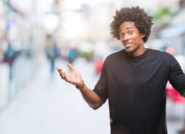 Uomo Afro Americano Sfondo Isolato Espressione Indiscreta Confusa Con Braccia — Foto Stock