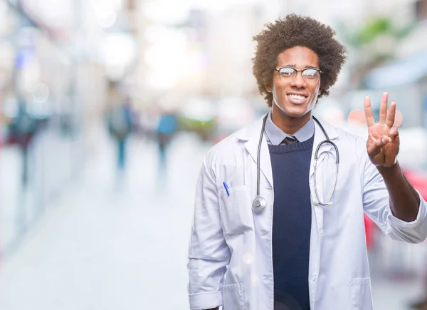 Afro Americano Médico Hombre Sobre Aislado Fondo Mostrando Señalando Con — Foto de Stock