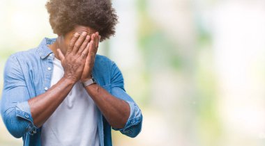 Yüzünü elleriyle ağlayarak süre kapsayan üzgün ifade ile izole arka plan üzerinde Afro Amerikalı adam. Depresyon kavramı.