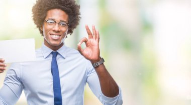 Parmak, mükemmel sembolü ile ok işareti yapıyor izole arka plan üzerinde boş kartı tutan Afro Amerikalı adam