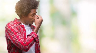 İzole arka burun ve göz yorgunluğu ve baş ağrısı duygu sürtünme yorgun Afro Amerikan adam. Stres ve hayal kırıklığı kavramı.