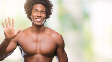 Afro Amerikalı gömleksiz adam çıplak vücut gösterilen ve parmakları ile işaret izole arka plan üzerinde gösterilen beş kendinden emin ve mutlu gülümseyerek iken numara.