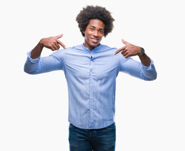 Yüzünde gülümseme ile kendinden emin görünüyorsun, kendini gururlu ve mutlu parmakları ile işaret izole arka plan üzerinde Afro Amerikalı adam.