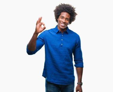 İzole edilmiş arka planda gülümseyen Afro-Amerikalı adam el ve parmaklarıyla 