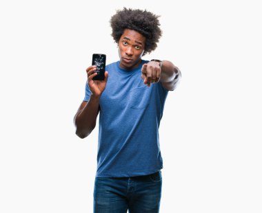 Holding Afro Amerikalı adam akıllı telefon kamera ve size, parmak ile işaret izole arka plan üzerinde kırık el işareti, pozitif ve kendinden emin bir jest ön