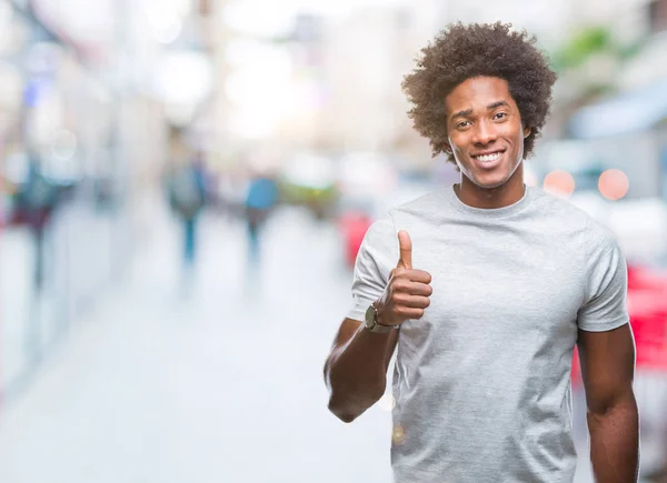 Afro Amerikaanse Man Geïsoleerde Achtergrond Gelukkig Duimschroef Opwaarts Gebaar Met — Stockfoto