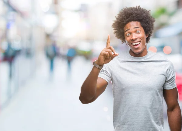 Hombre Afroamericano Sobre Fondo Aislado Apuntando Con Dedo Hacia Arriba —  Fotos de Stock